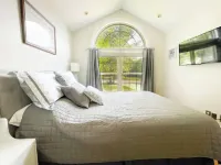 Lovely 3 Bdrm Home w/Free Parking Close to I-75!