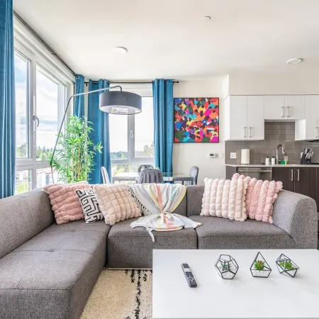 2BR Penthouse | Deck, Gym | Bellevue | Sophari B