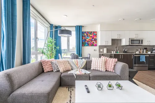 2BR Penthouse | Deck, Gym | Bellevue | Sophari B - Apartments