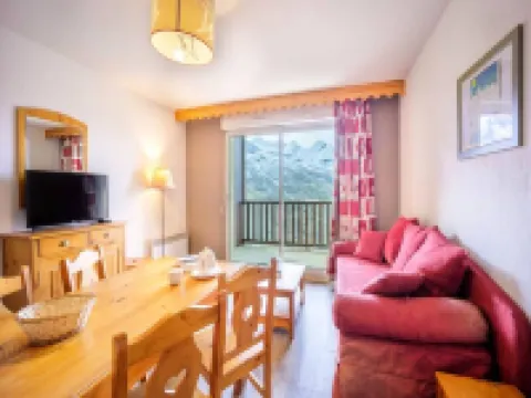 4 Rooms for 10 People