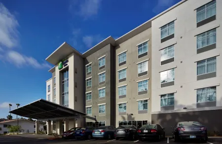 Holiday Inn Express & Suites San Diego - Mission Valley Отели рядом с достопримечательностью «Университет Сан-Диего»