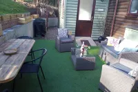 2 Bed Cottage Sleeps 4 -Private Garden -Pets Okay - parking