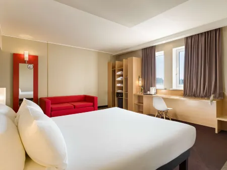 Ibis Kyiv Railway Station Отели рядом с достопримечательностью «Михайловский Златоверхий монастырь»