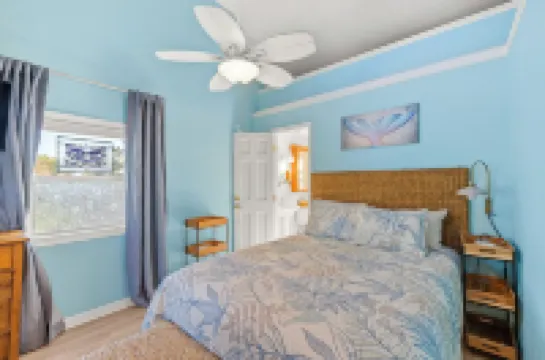 Mermaid & Mare, Downtown Retreat. Hot Tub, Firepit, fenced yard & Pet Friendly!