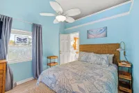 Mermaid & Mare, Downtown Retreat. Hot Tub, Firepit, fenced yard & Pet Friendly!