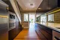 Luxury Colonial Terrace House in the Rocks