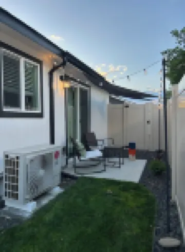 Guest House with private entry and driveway. Pet Friendly!