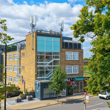 Best Western Northfields Ealing Hotel Отели рядом с достопримечательностью «Стадион «Гриффин Парк»»