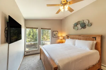 Lake Cliffe 303 Building E by Summit County Mountain Retreats Отели в г. Диллон