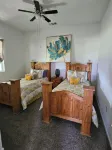 Kingdom Home Country Cottage is where you can relax, rejuvenate and enjoy peace. Hotel a Ellis County
