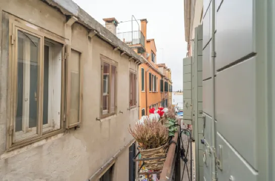 Ca' La Stampa Отели рядом с достопримечательностью «Церковь Святых Апостолов»