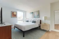 Modern 3 Br Loft -Shared Deck - Gym - Mins to NYC - Balcony