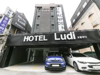 Shinchon Hotel Ludi โรงแรมใกล้ชาร์มแอนด์ชาร์ม