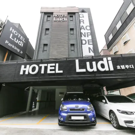 Shinchon Hotel Ludi Отели рядом с достопримечательностью «Храм Кванхындан»
