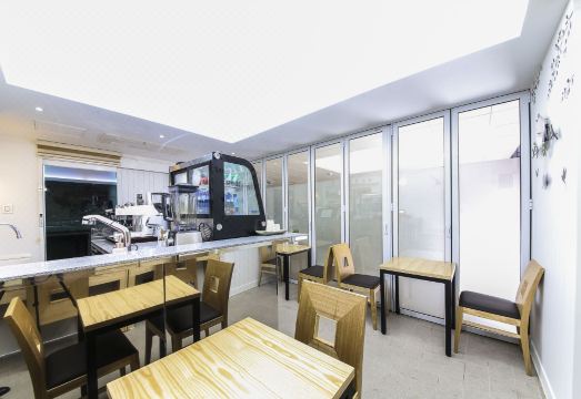 호텔 외관 및 주차 시설