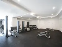Modern 1-Bed Unit with Pool Views and Balcony - 2-Star