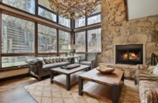 DV Mountain Retreat | BBQ Grill, Private Hot Tub | Walk to Main Street | 5 Minutes to Ski Resort