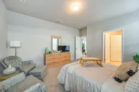 Near River & Parks: Labelle Family Home w/ Patio - Homestays