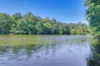 Lakefront Log Cabin Retreat w/ Hot Tub + Kayaks!