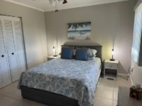 Charming 3-Bedroom House with Private Pool on Canal