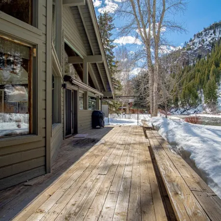 River House - 4BD Riverfront, Hot Tub, Near SV Ski Lifts!