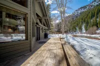 River House - 4BD Riverfront, Hot Tub, Near SV Ski Lifts!