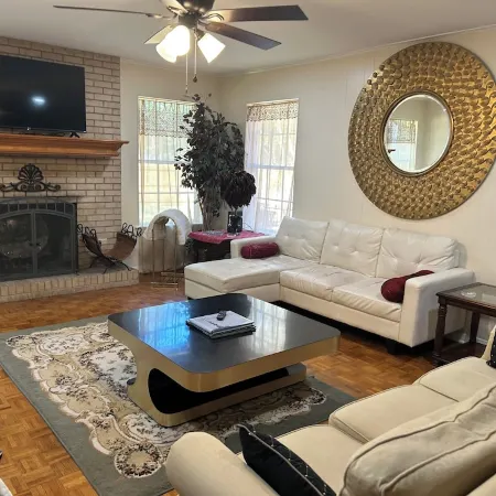 BestStays@King Bee. Large Groups OK.TVs in rooms and Newly Fenced Backyard