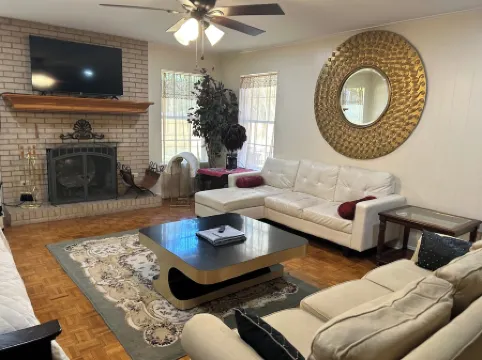 BestStays@King Bee. Large Groups OK.TVs in rooms and Newly Fenced Backyard