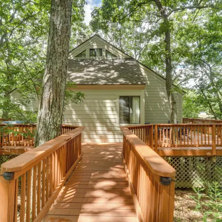 Wintergreen Home w/ Hot Tub, Deck & Mountain Views
