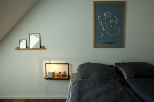 Moderne Stadt Zimmer mit eigenem Bad