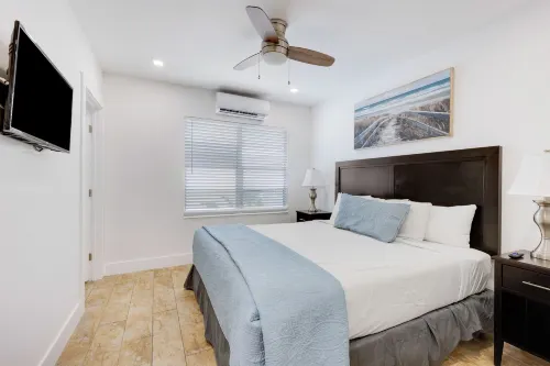 Spacious 1 Bedroom Apt at the Beach - chambre d’hôtes