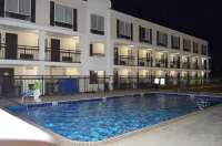 Days Inn by Wyndham Marietta-Atlanta-Delk Road - Swimmingpools