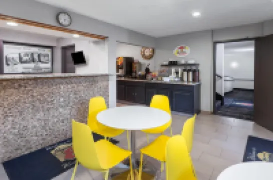 Super 8 by Wyndham Kent/Akron Area Hotels in Portage County