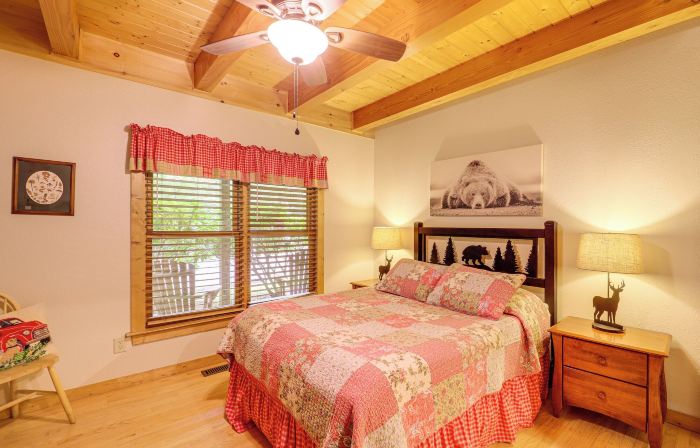 Private Cabin on 2 Acres Hot Tub, 10 Mi to Boone!