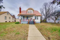Walk to Dtwn Marie Antoinette-Themed Lebanon Home - Parkplatz