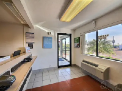 德克薩斯拉雷多 - 南 6 號汽車旅館 拉雷多酒店