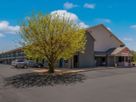Econo Lodge Inn & Suites Enid South Hotels in Enid