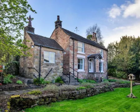 Cottage in Peak District Near Roaches Rocks Hotels in Endon