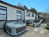 Bungalow in Dyserth With Hot Tub & Waterfall Ξενοδοχεία στην πόλη Dyserth