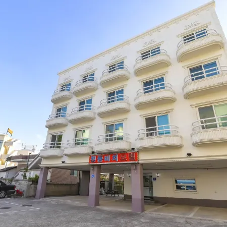 Jeongdong Beach Motel Отели рядом с достопримечательностью «Парк Hourglass»