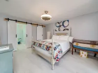MODERN HOME WITH HEATED POOL! CLOSE TO SAWGRASS MILLS MALL! FLEXIBLE CHECK IN Hotels in Sunrise