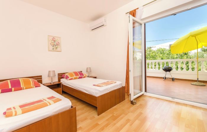 Apartment and Rooms Artina