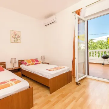Apartment and Rooms Artina