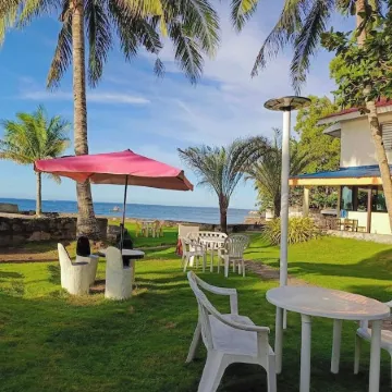 Puesta del Sol Beach Bungalows and Restobar