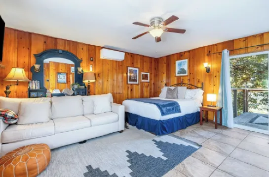 1 Min from Sequoia National Park Cabin for 2 with Additional Sleeper Sofa