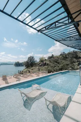 Roka Hotel - 4-Star