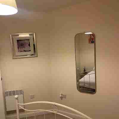 Deluxe Room in a 2Bedroom Aprt W Fast WiFi, Netflix, Behind Train Station Rooms