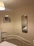 Deluxe Room in a 2Bedroom Aprt W Fast WiFi, Netflix, Behind Train Station - Kylpyammeita