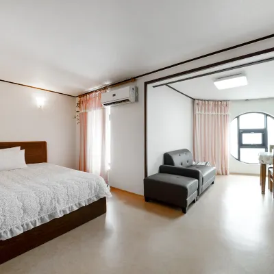 Sokcho Dongmyeonghang Moa Hotels near Sokcho Lighthouse Observatory