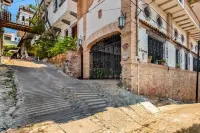 Spectacular Hillside Villa With Pool, Incredible Views, Private Chef, & Staff Hotel di 